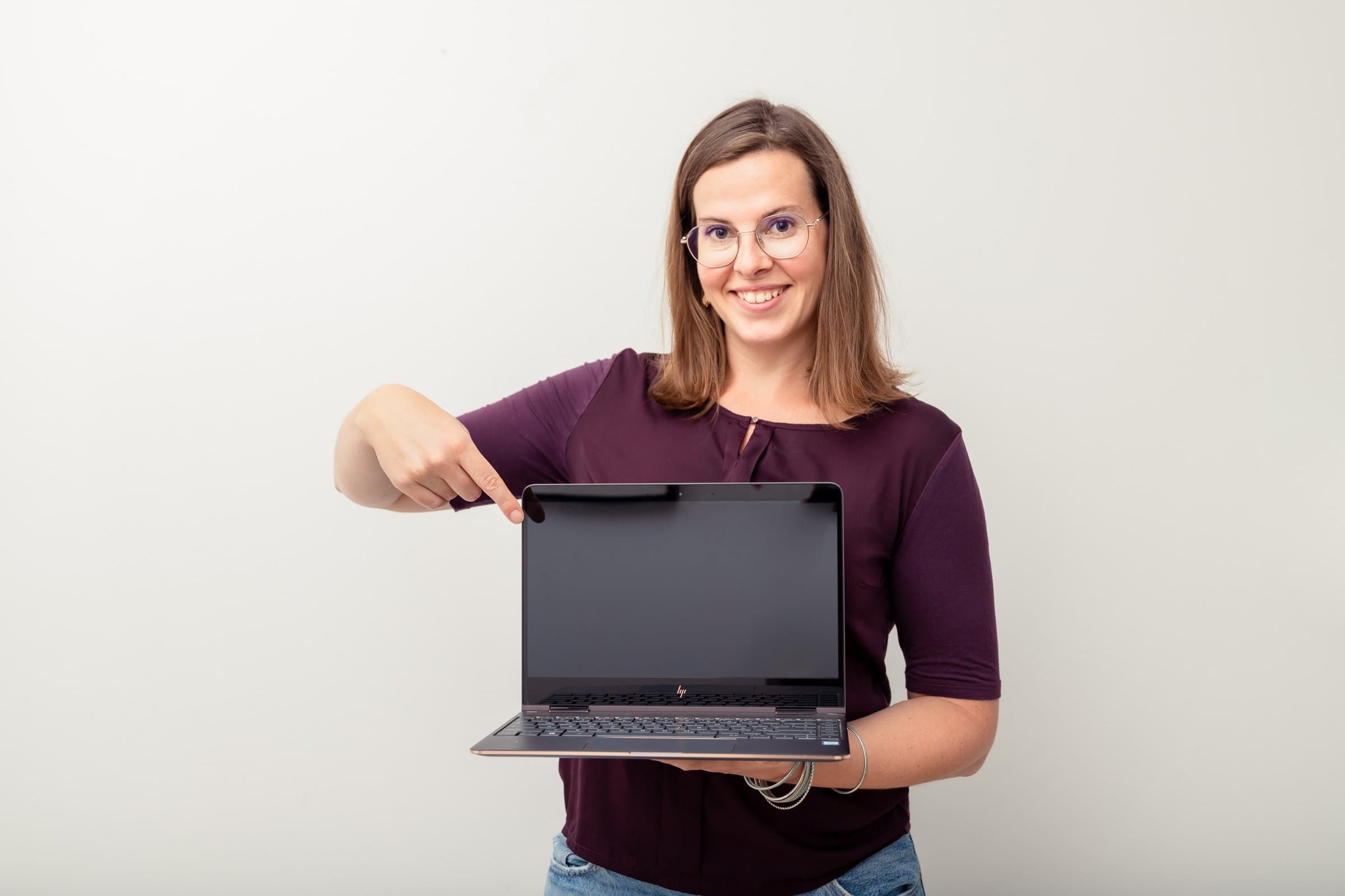 Olga Weiss zeigt auf einen Laptop